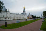 Стены Архиерейского двора со стороны Кремлёвской площади