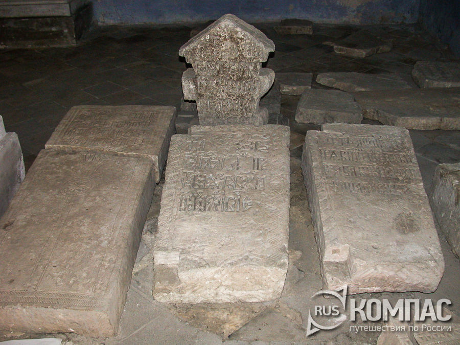 Надгробные плиты в Горицком монастыре