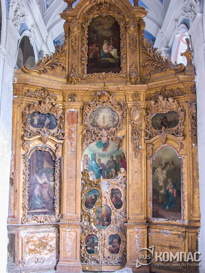 Позолоченный иконостас с царскими вратами в Успенском соборе
