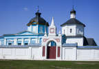 Федоровская церковь (справа), Святные ворота (центр) и Богородицкий собор Бобренева монастыря