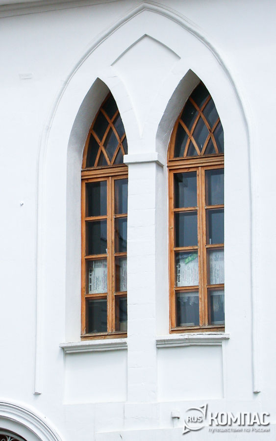 Стрельчатые окна Успенского собора