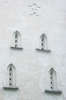 Стрельчатые окна с бровками на фасаде церкви