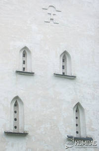 Стрельчатые окна с бровками на фасаде церкви