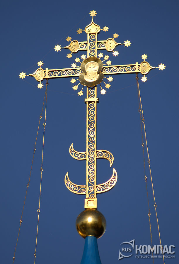 Кресты боковых куполов Мироносицкой церкви