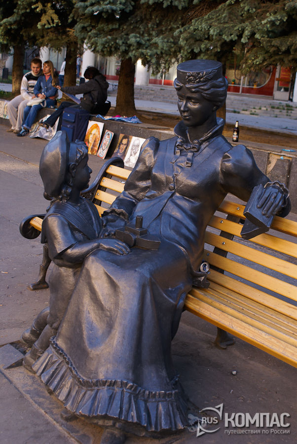 Скульптура дамы с ребенком на Большой Покровской