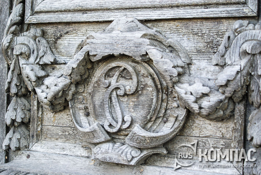 Вензель на двери главного дома усадьбы Рукавишникова