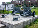 45-мм орудия на мемориальной площадке перед собором