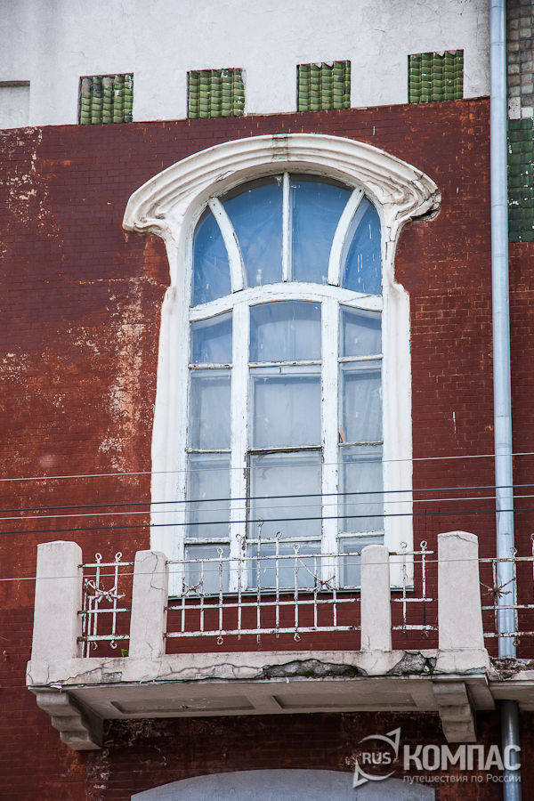 Окно второго этажа (улица Шостаковича, 1)