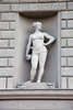 Скульптура  «Женщина толкательница ядра» на здании Самарского театра оперы и балета