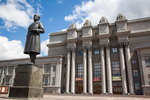 Памятник В. В. Куйбышев перед Самарским театром оперы и балета