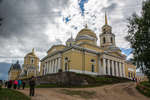Центральный собор, слева церковь Нила Столбенского