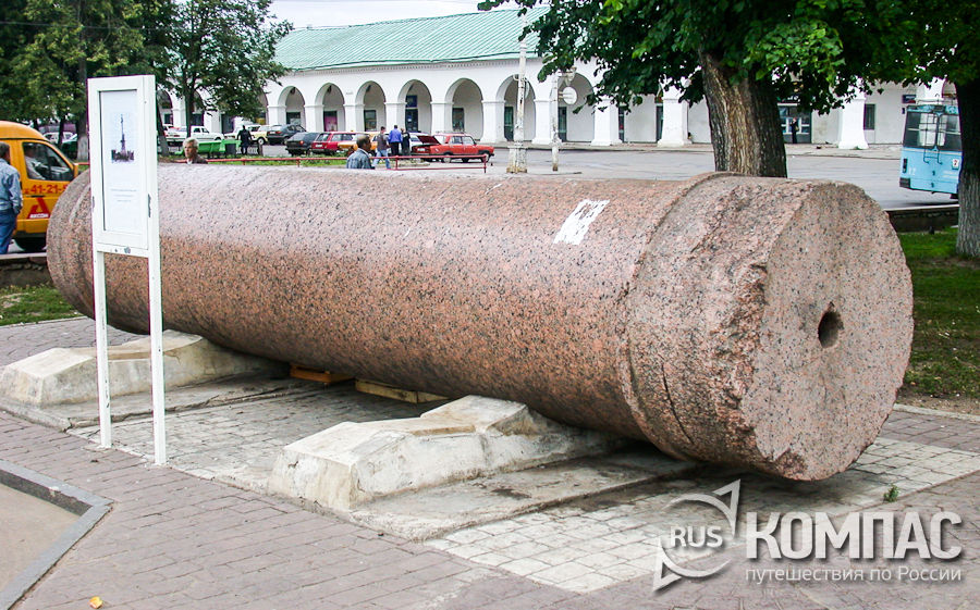 Гранитная колонна осталась от памятника Михаилу Фёдоровичу и крестьянину Ивану Сусанину