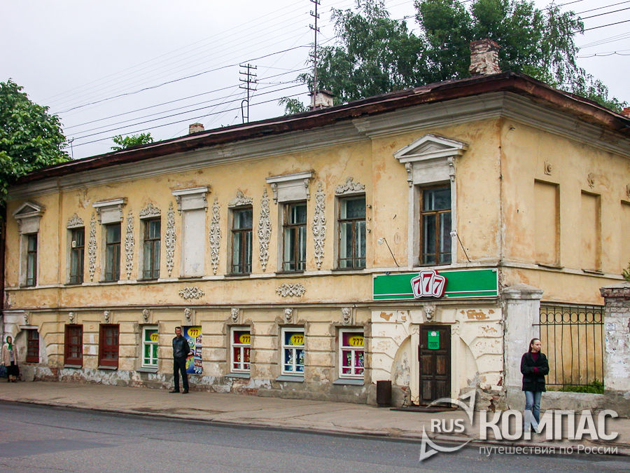 Двухэтажный дом с лепниной (Советская улица, 33)