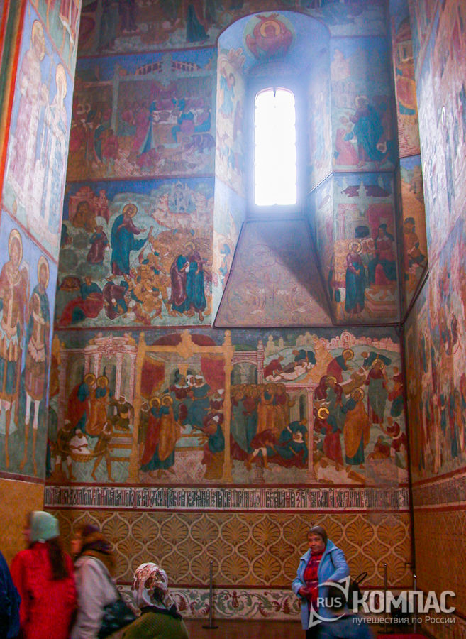 Роспись стены и окна в Соборе Троицы Живоначальной в Троицком Ипатьевском монастыре