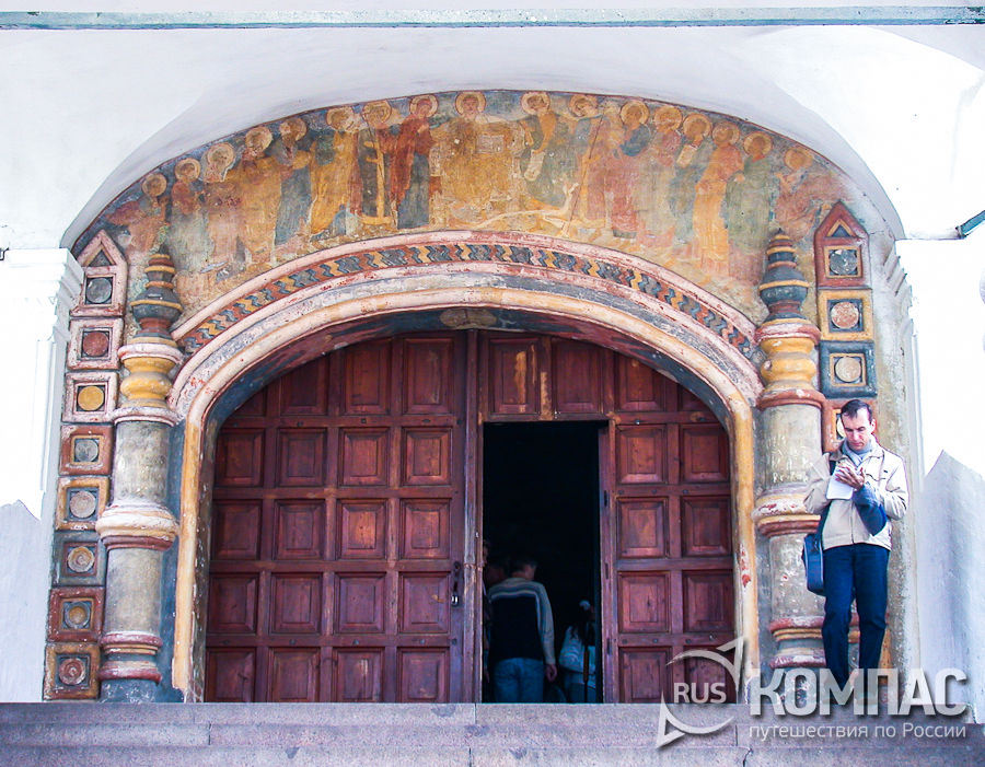 Входные ворота в Собор Троицы Живоначальной в Троицком Ипатьевском монастыре