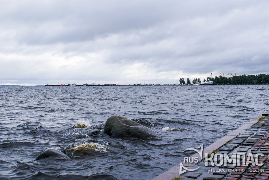 Онежское озеро с набережной Петрозаводска