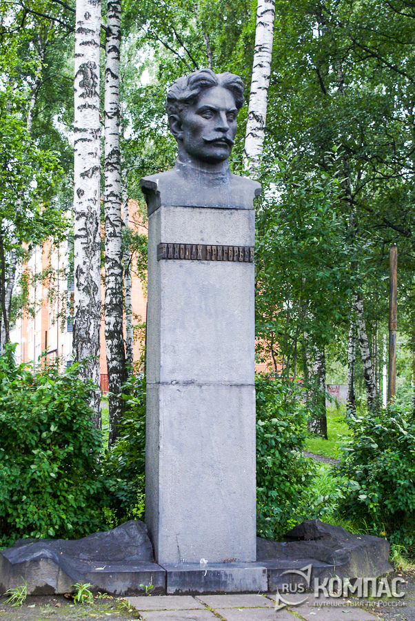 Памятник Николаю Григорьеву в березовой роще