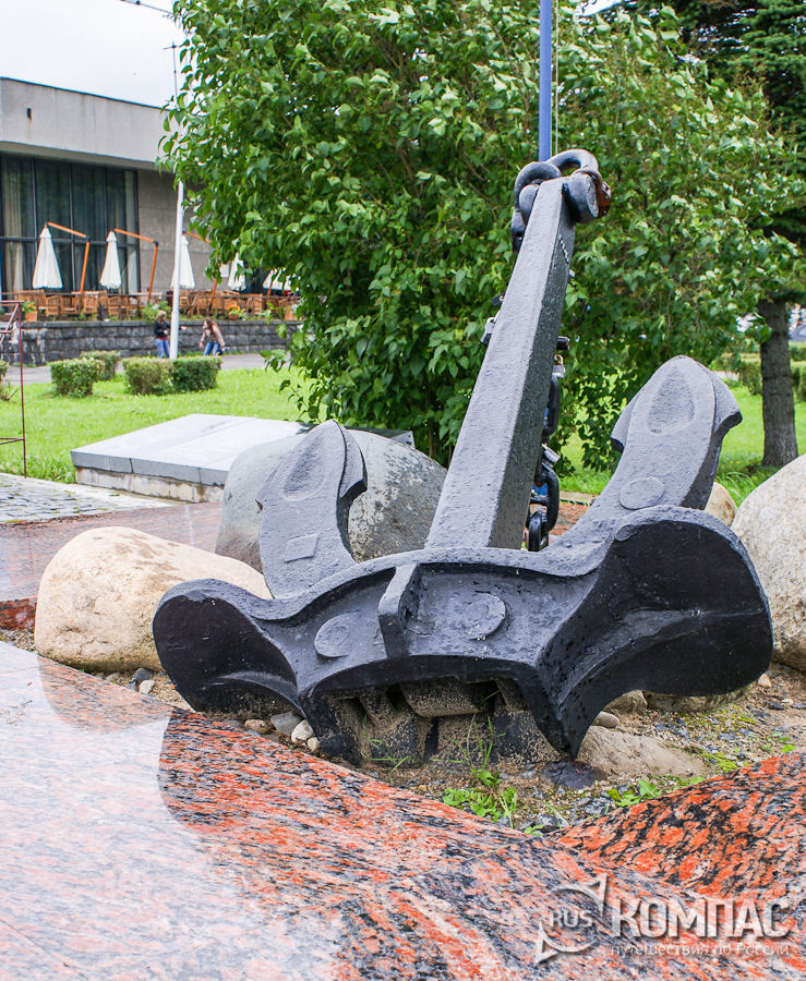 Якорь, часть мемориала мрякам и подводникам у здания речного вокзала
