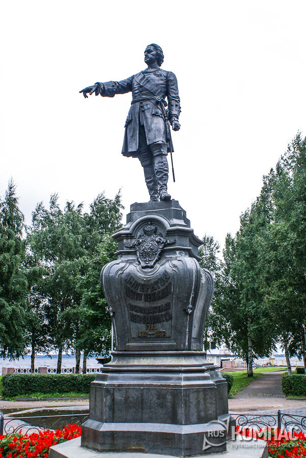 Памятник императору Петру Великому, основателю Петрозаводска