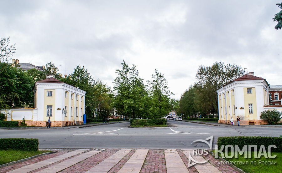Улица Энгельса со стороны площади Ленина