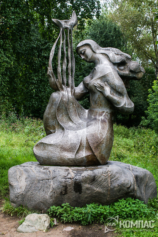 Памятник "Девушка у ручья"