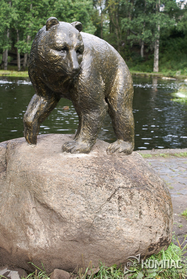 Скульптура карельский медведь