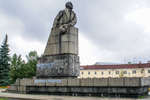 Памятник Ленину с шапкой ушанкой, уже отметились вандалы