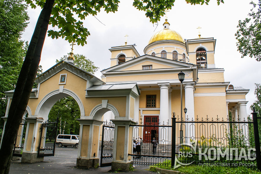 Центральные ворота собора Александра Невского