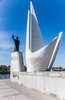 Памятник рыбакам и памятник Николаю Чудотворцу
