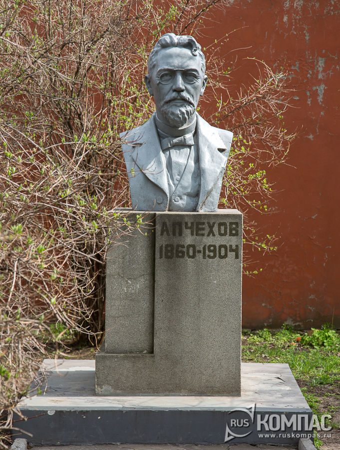 Памятник Антону Чехову во дворе мемориального дома