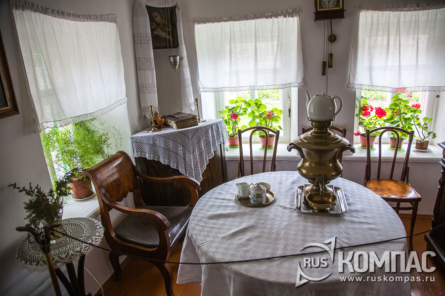 Обстановка в столовой в доме Чеховых