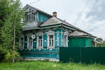 Деревянный дом с резными наличниками и балконом по улице Ушакова, 124