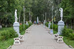 Фигуры пионеров на главной аллее  «Парка Советского периода» в Тутаеве 
