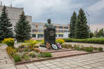 Памятник Фёдору ИвановичуТолбухину у дворца культуры
