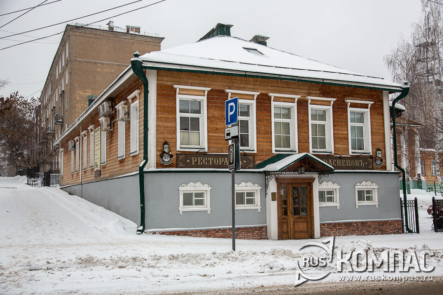 Угловой деревянный дом на пересечении улицы Спасская и Володарского
