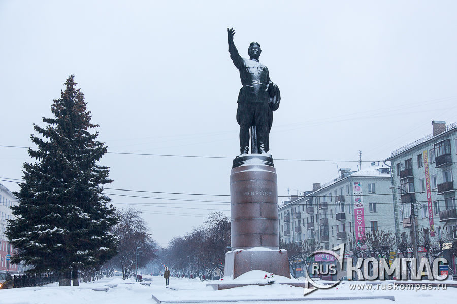 Памятник Кирову на Октябрьском проспекте