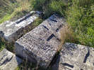 Надгробия на старом кладбище в окрестности крепости Каламита