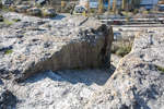 Лестница, вырубленная в скале, ведущая в пещерный храм 