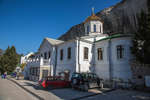 Братский корпус и храм Святой Троицы в Свято-Климентовском пещерном монастыре