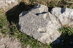 Каменные плиты на заброшенном кладбище в округе крепости Каламита