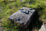 Каменные плиты на заброшенном кладбище в округе крепости Каламита
