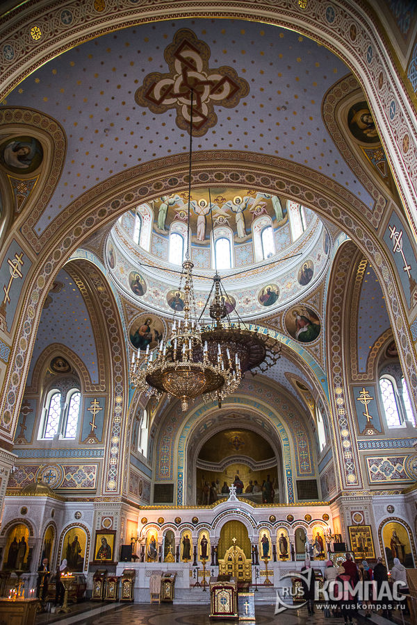 Алтарная часть с центральным иконостасом Владимирского собора