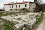 Развалины храма внутри амфитеатра