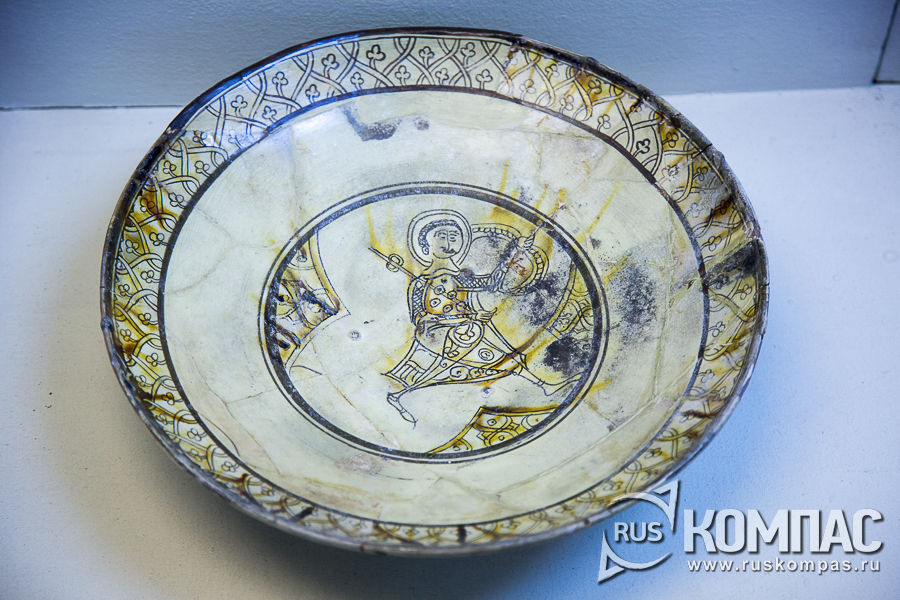 Поливная керамика, декоративная тарелка с изображением воина
