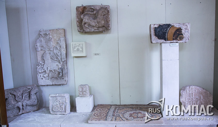 Витрина со  вставочными плитами, фрагментами фресок и мозаики