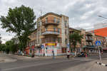 Жилой дом в стиле конструктивизм на углу площади Ленина и улицы Горького