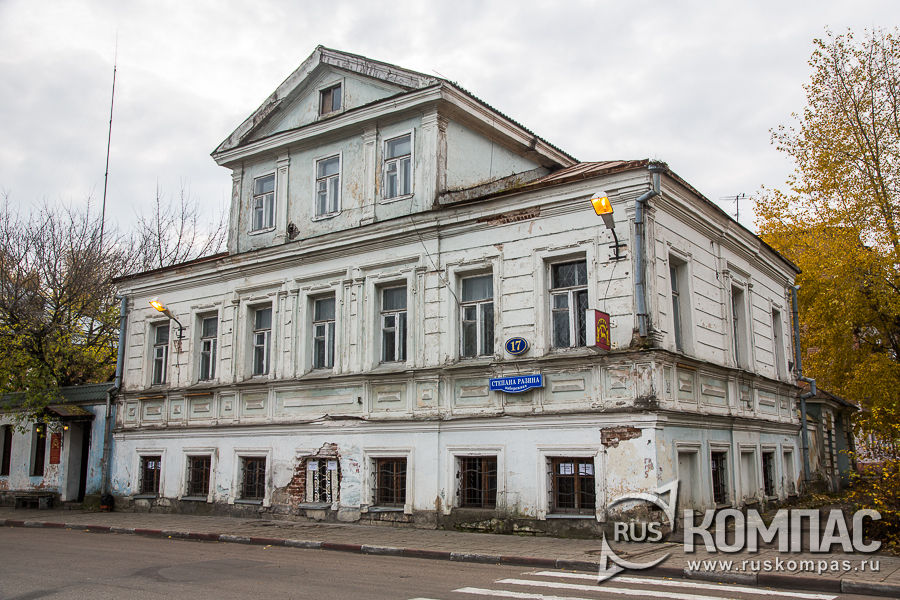 Дом с мезонином 1780-1790 годов на набережной Степана Разина, 17