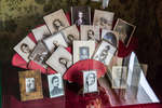 Фотографии в кабинете Чехова