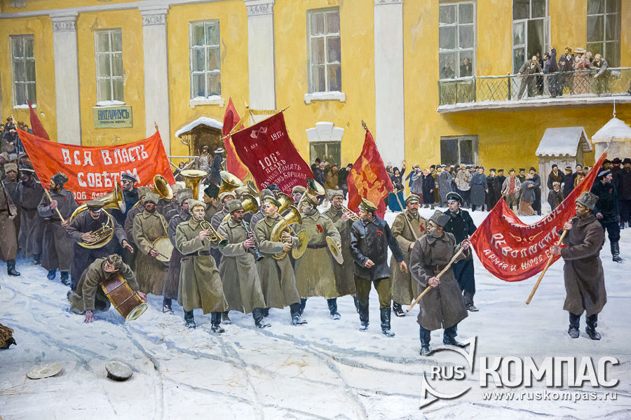 Военный оркестр с транспарантами на демонстрации 1(14) декабря 1917 года на перекрестке Николаевской и Спасской улиц 