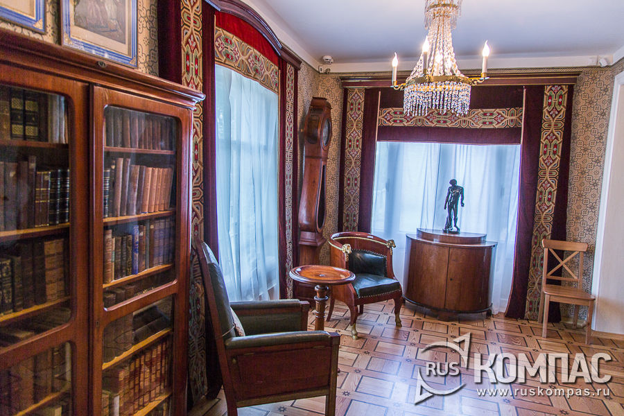 Одна из самых уютных комнат в доме в Мураново - библиотека